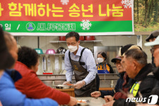 무료급식소 배식 봉사하는 이형일 통계청장
