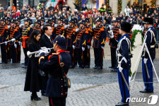 윤 대통령, 네덜란드 전쟁기념비 헌화…2차대전 희생자 기려