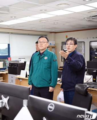 석유공사 통제실 점검하는 이한경 재난안전관리본부장
