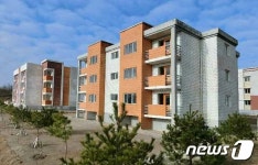 소층·테라스식으로 건설된 북한 개성시 농장의 새 살림집