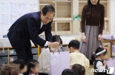 어린이에게 선물 전달하는 한덕수 총리