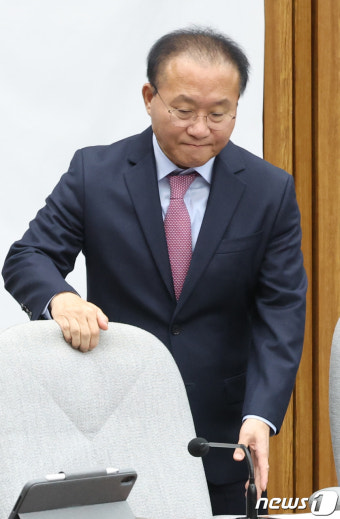 원내대책회의 참석하는 윤재옥 권한대행