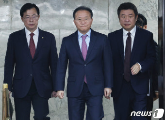 윤재옥 대표 권한대행, 원내대책회의 참석
