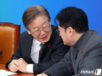 대화 나누는 이재명·홍익표