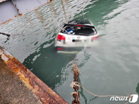 완도 조약도 주민들, 바다 추락 차량서 70대 운전자 구조