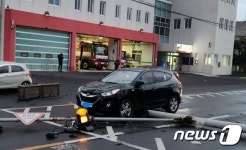 제주 강풍에 가로등 쓰러져 차량 덮쳐…인명피해 없어