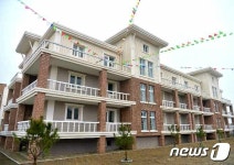 평양시 만경대구역 금천남새농장서 새집들이 진행