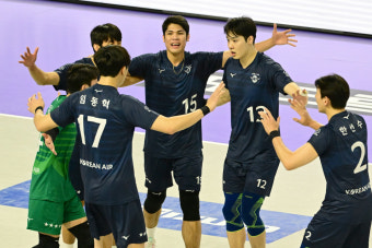 1세트 21-24 뒤집은 대한항공, 현대캐피탈 꺾고 선두 우리카드 추격