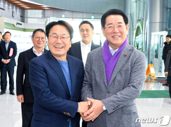 악수하는 강기정 광주시장과 김영록 전남지사