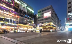 최강 한파 젊음도 얼렸다…일요일 저녁 로데오거리 썰렁