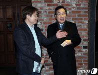 최낙용 대표와 대화 나누는 이낙연 대표