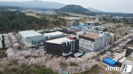 제주로 본사 옮기니 매출 81억원→750억원…212명 신규 고용