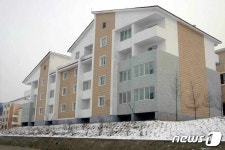 북한, 살림집 정책 계속…평양 농촌에서 입사모임 진행