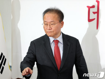 자리로 향하는 윤재옥 대표 권한대행