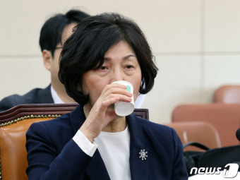 물 마시는 강정애 국가보훈부 장관 후보자