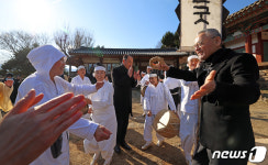 밀양새터가을굿놀이 즐기는 유인촌 장관