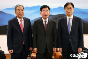 대통령실 정책실장·정무수석 만난 김진표 국회의장