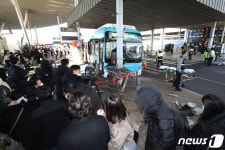 수원역 환승센터 들이받은 시내버스
