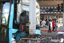 수원역 환승센터서 버스 사고… 1명 사망·15명 부상