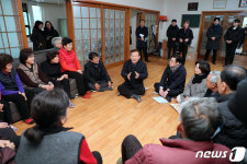 경로당 어르신들과 대화하는 이상민