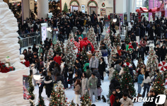 성탄절 이브 북적이는 쇼핑몰