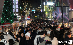 성탄절 맞이한 명동거리 인산인해