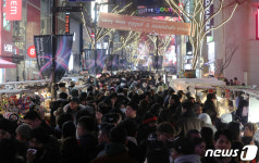 크리스마스 인파로 붐비는 명동