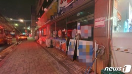 폭발로 문이 떨어진 대전 오정동 상가