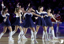 크리스마스 기념 공연 펼치는 치어리더