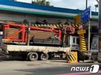 광주 동운고가 지나던 7.5톤 트럭, 높이제한 구조물 받아