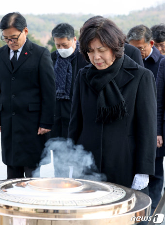 현충탑 참배하는 강정애 국가보훈부 장관