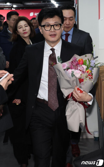 꽃다발 든 한동훈 비대위원장