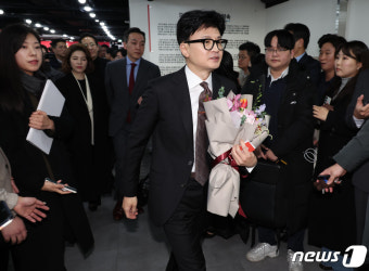 꽃다발 든 한동훈 비대위원장