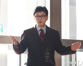 국회서 취재진 질문 받는 한동훈 비대위원장