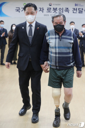 이희완 차관 '로봇의족한 국가유공자와 함께'