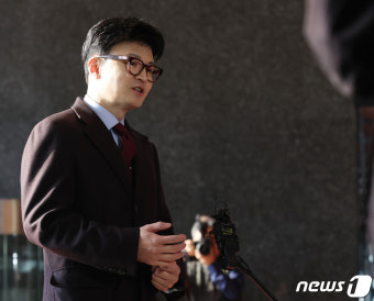 국회서 취재진 질문 받는 한동훈 비대위원장