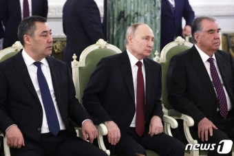 타지크, 키르키스 대통령과 콘서트 관람하는 푸틴