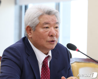 답변하는 김홍일 방통위원장 후보자