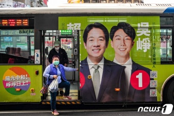 [포토] 라이칭더 대만 총통 후보 얼굴 새겨진 버스