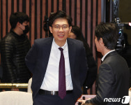 국민의힘 의총 참석한 조정훈 의원