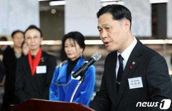 유족 앞에서 축사하는 이희완 차관