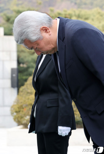 묵념하는 김홍일 신임 방송통신위원장