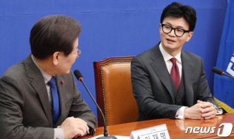 이재명 대표에게 발언하는 한동훈 비대위원장