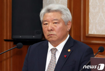 한덕수 총리 모두 발언듣는 김홍일 방통위원장
