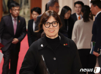 임시 국무회의 참석하는 장미란 차관