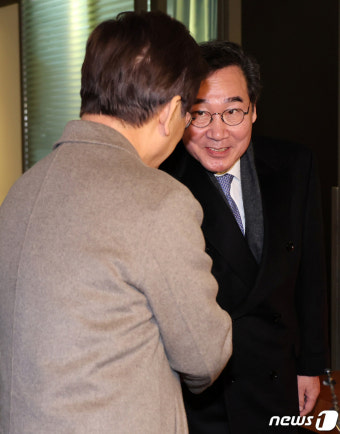 이재명 대표와 악수 나누는 이낙연 전 대표