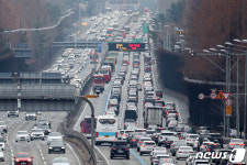 2023년 마지막 날 다소 혼잡한 고속도로