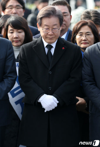 노무현 전 대통령 묘역 참배하는 이재명
