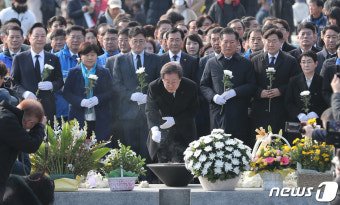 노무현 전 대통령 묘역 참배하는 이재명