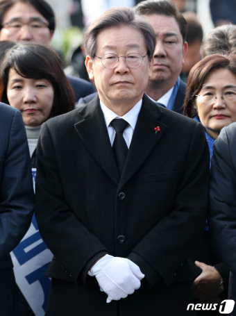 이재명 대표, 노무현 전 대통령 묘역 참배